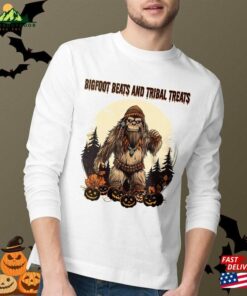 Bigfoot Beats And Tribal Treat Native American Funny Halloween Costumes 2023 Pride Indigenous Creepy Pumkin T-Shirt Unisex Hoodie