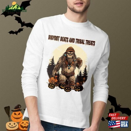 Bigfoot Beats And Tribal Treat Native American Funny Halloween Costumes 2023 Pride Indigenous Creepy Pumkin T-Shirt Unisex Hoodie