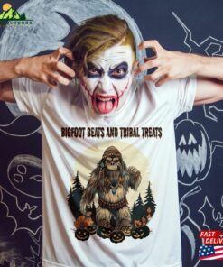 Bigfoot Beats And Tribal Treat Native American Funny Halloween Costumes 2023 Pride Indigenous Creepy Pumkin T-Shirt Unisex Hoodie