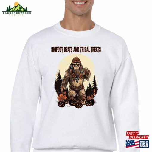 Bigfoot Beats And Tribal Treat Native American Funny Halloween Costumes 2023 Pride Indigenous Creepy Pumkin T-Shirt Unisex Hoodie