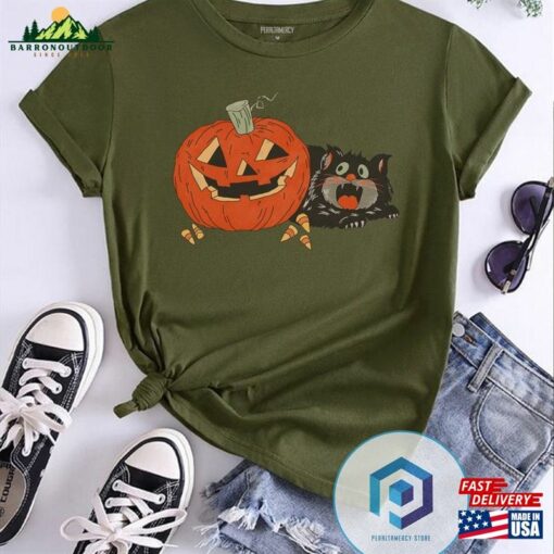 Black Cat Scared By Carved Pumpkin’s Evil Smile T-Shirt Halloween Sweatshirt Unisex Hoodie