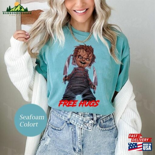 Chucky Free Hugs Childs Play Horror Movie Fan Comfort Colors Shirt Funny Halloween Spooky Vibes Classic Hoodie