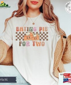 Fall Thanksgiving Eating Pie For Two T-Shirt Retro Pregnancy Shirt Vintage Maternity Unisex Classic