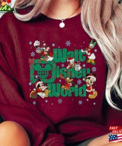 Mickey Minnie Pluto Goofy Daisy Donald Duck Xmas Wreath Christmas T-Shirt Classic Mickey Minnie Pluto Goofy Daisy Donald Duck Xmas Wreath Christmas T-Shirt Classic