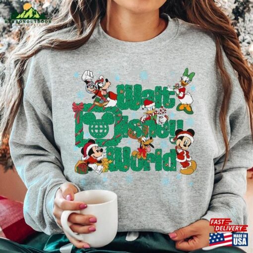 Mickey Minnie Pluto Goofy Daisy Donald Duck Xmas Wreath Christmas T-Shirt Classic