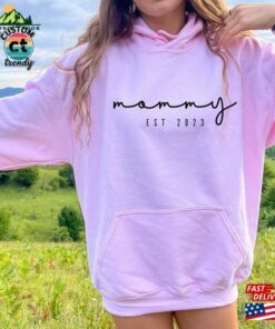 Mommy Est 2023 Shirt Custom Mama Sweatshirt Pregnancy Announcement Hoodie Classic Mommy Est 2023 Shirt Custom Mama Sweatshirt Pregnancy Announcement Hoodie Classic