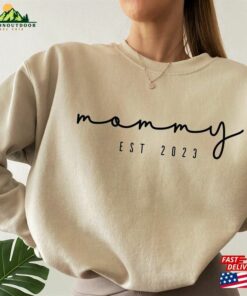 Mommy Est 2023 Shirt Custom Mama Sweatshirt Pregnancy Announcement Hoodie Classic