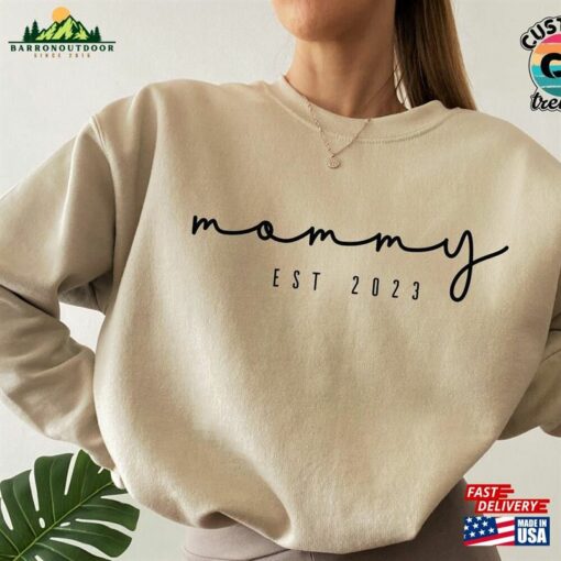 Mommy Est 2023 Shirt Custom Mama Sweatshirt Pregnancy Announcement Hoodie Classic