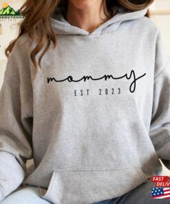 Mommy Est 2023 Shirt Custom Mama Sweatshirt Pregnancy Announcement Hoodie Classic 2 Mommy Est 2023 Shirt Custom Mama Sweatshirt Pregnancy Announcement Hoodie Classic 3
