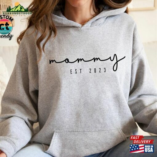 Mommy Est 2023 Shirt Custom Mama Sweatshirt Pregnancy Announcement Hoodie Classic