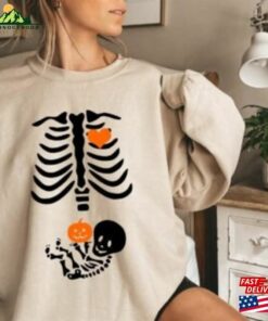 Skeleton Halloween Maternity Shirt Funny Pregnancy Announcement 2023 Pregnant Women Costume Sweatshirt Unisex