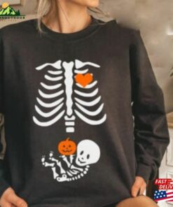 Skeleton Halloween Maternity Shirt Funny Pregnancy Announcement 2023 Pregnant Women Costume Sweatshirt Unisex