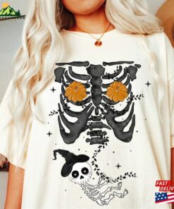 Skeleton Halloween Maternity Shirt Funny Pregnancy Announcement 2023 Pregnant Women Costume T-Shirt Unisex Skeleton Halloween Maternity Shirt Funny Pregnancy Announcement 2023 Pregnant Women Costume T-Shirt Unisex