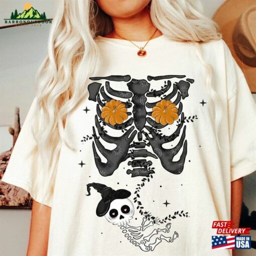 Skeleton Halloween Maternity Shirt Funny Pregnancy Announcement 2023 Pregnant Women Costume T-Shirt Unisex