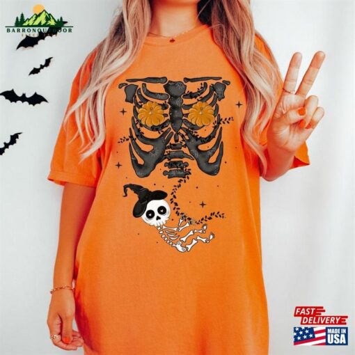 Skeleton Halloween Maternity Shirt Funny Pregnancy Announcement 2023 Pregnant Women Costume T-Shirt Unisex