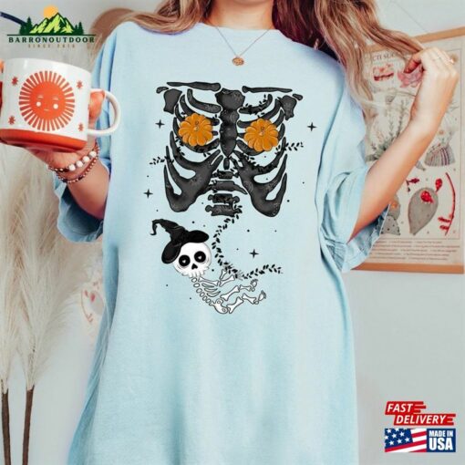 Skeleton Halloween Maternity Shirt Funny Pregnancy Announcement 2023 Pregnant Women Costume T-Shirt Unisex