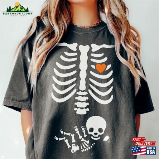 Skeleton Halloween Maternity Shirt Funny Pregnancy Announcement 2023 Tshirt Spooky Pregnant Costume Classic Sweatshirt