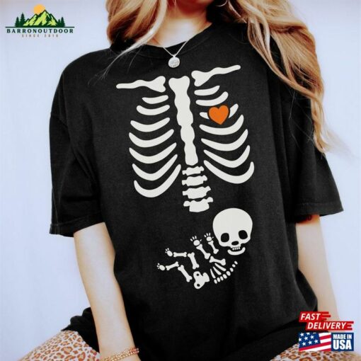 Skeleton Halloween Maternity Shirt Funny Pregnancy Announcement 2023 Tshirt Spooky Pregnant Costume Classic Sweatshirt