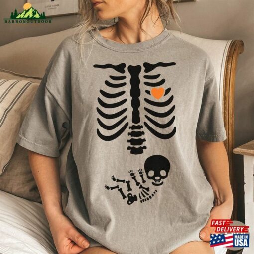 Skeleton Halloween Maternity Shirt Funny Pregnancy Announcement 2023 Tshirt Spooky Pregnant Costume Classic Sweatshirt