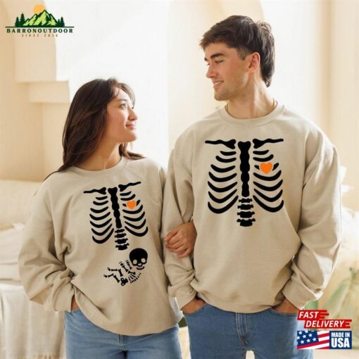 Skeleton Halloween Maternity Sweatshirt Funny Pregnancy Announcement Shirt 2023 Hoodie T-Shirt