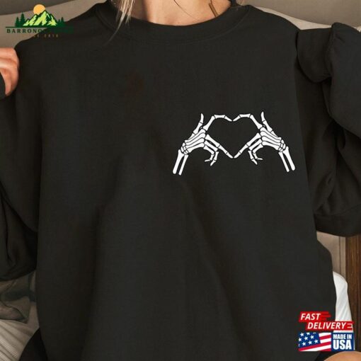 Skeleton Hands Love Heart Sign Retro Halloween 2023 Shirt Sweatshirt T-Shirt