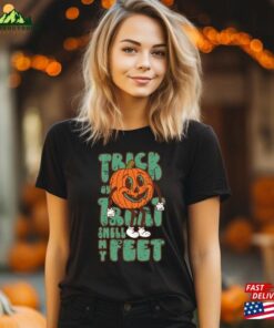 Trick Or Treat Smell My Feet Retro Pumpkin Shirt Halloween Spooky Vibes Unisex Hoodie 3