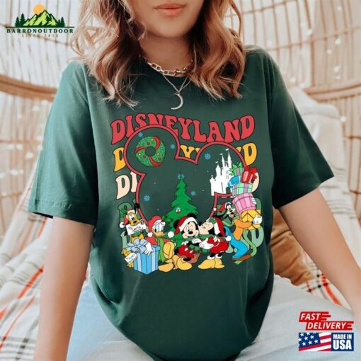 Vintage Disneyland Mickey And Friends Christmas Shirt Disney World Trip T-Shirt Sweatshirt