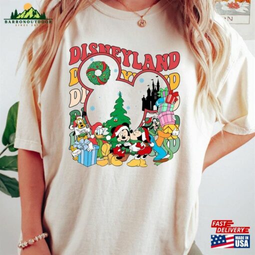 Vintage Disneyland Mickey And Friends Christmas Shirt Disney World Trip T-Shirt Sweatshirt