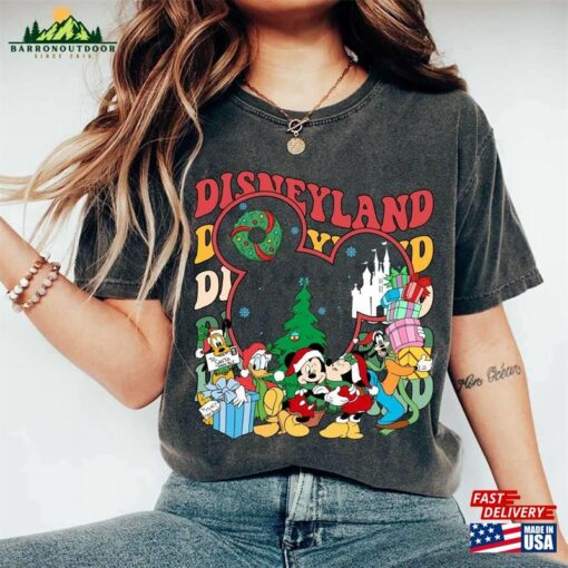 Vintage Disneyland Mickey And Friends Christmas Shirt Disney World Trip T-Shirt Sweatshirt