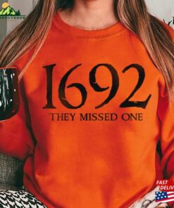 Vintage Salem Witch Est 1692 They Missed One Broom T-Shirt Unisex