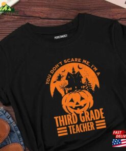 You Don’t Scare Me I Am A Third Grade Teach T-Shirt Halloween Sweatshirt Unisex