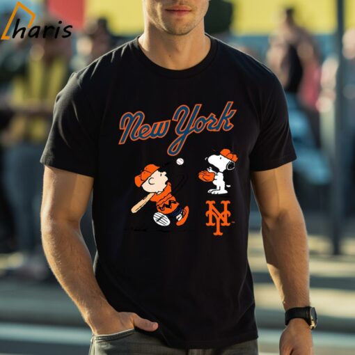 Peanuts Charlie Brown And Snoopy Playing Baseball New York Mets T-shirt