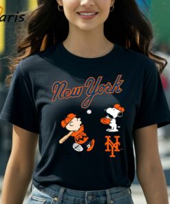 Peanuts Charlie Brown And Snoopy Playing Baseball New York Mets T-shirt