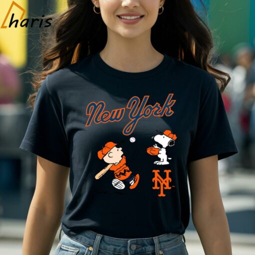 Peanuts Charlie Brown And Snoopy Playing Baseball New York Mets T-shirt