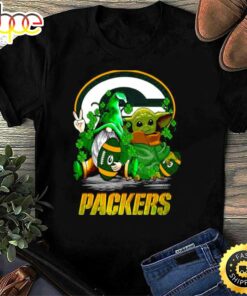 Gnome And Baby Yoda Hug Green Bay Packers St Patricks Day T-shirt